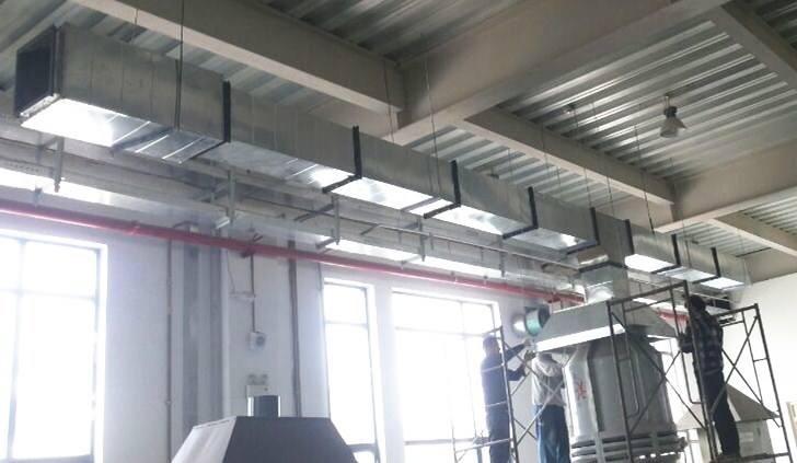 五星級酒店的防火與防排煙系統(tǒng) 上次簡單介紹了山東金光集團(tuán)通過公平競標(biāo)方式獲得通州區(qū)五星級酒店的整體中央空調(diào)從通風(fēng)，制冷，防排煙等工程的安裝施工，那么今天說一下酒店的防火與防排煙系統(tǒng)。當(dāng)然離不開消防排煙風(fēng)機(jī)和防排煙防火閥設(shè)備的。 通風(fēng)空調(diào)系統(tǒng)原則上按使用功能及防火分區(qū)劃分為若干系統(tǒng)，風(fēng)管穿越防火分區(qū)及變形縫等處設(shè)電動排煙